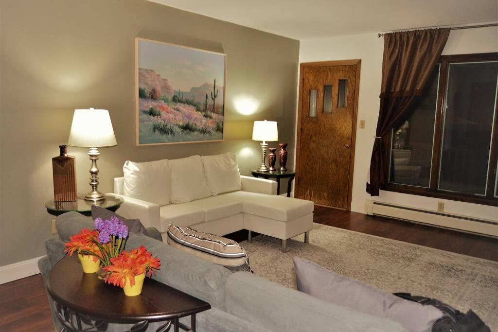 Arhaus 3 Apartment Grand Forks Bagian luar foto